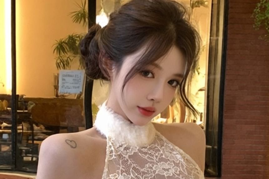 Halter Neck Lace Panel Fluffy Crop Top
