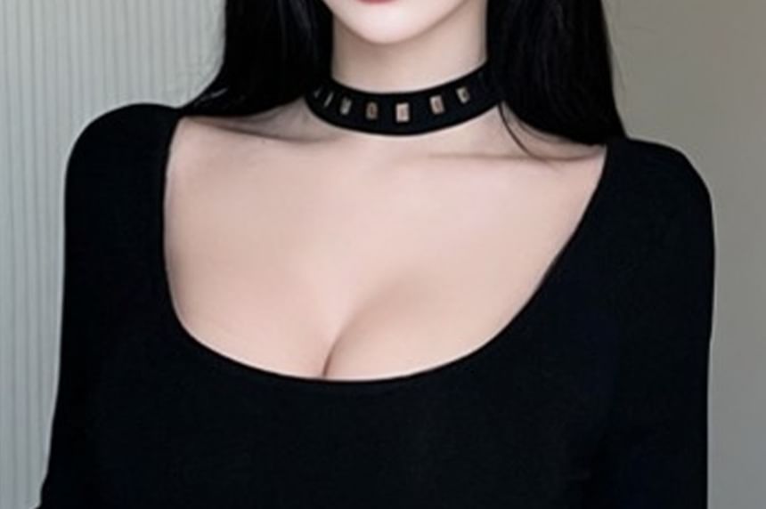 Slim Scoop-Neck Tee with Extended Sleeves
