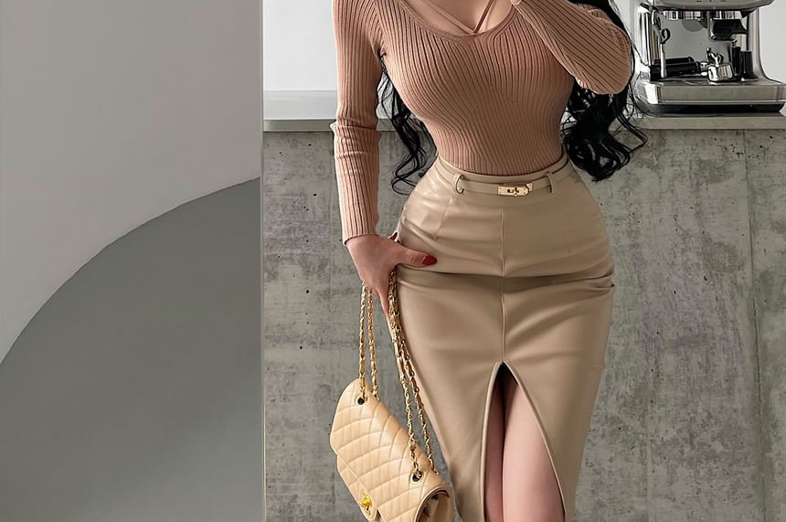 Ribbed Knit Slim-Fit V-Neck Top with Long Sleeves