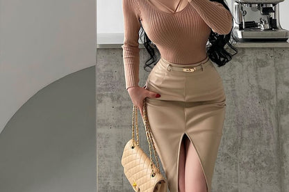 Ribbed Knit Slim-Fit V-Neck Top with Long Sleeves