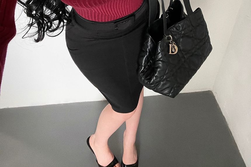 Ribbed Knit Slim-Fit V-Neck Top with Long Sleeves