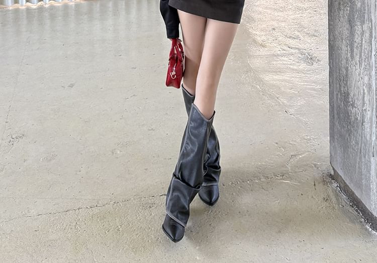 Low-Rise Zipped Solid Pencil Mini Skirt with Belt