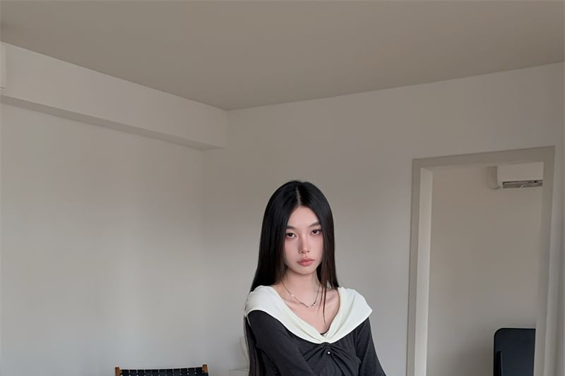 Ruched V-Neck Two-Tone Long-Sleeve T-Shirt