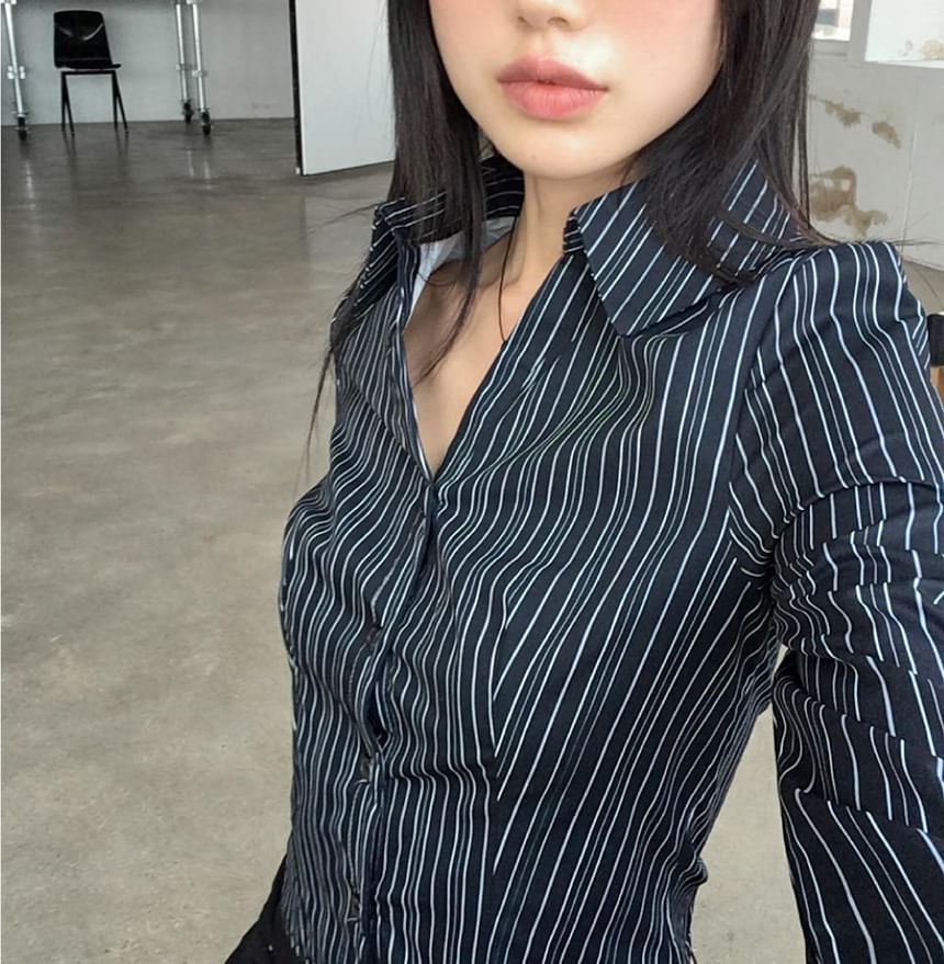 Button-Up Crop Blouse with Collar and Striped Pattern