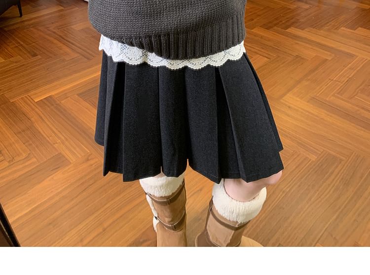 Polo-Neck Knit Top with Short Sleeves in Solid Color