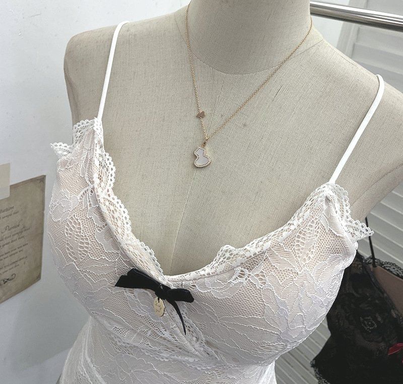 Lace Camisole with V-Neck and Spaghetti Straps in Solid Tone