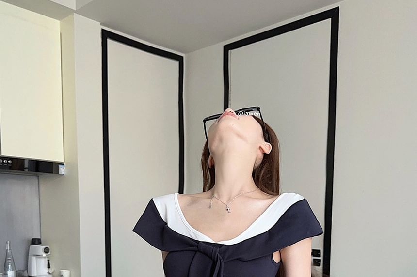 Two-Tone Cap-Sleeve Scoop Neck Tee