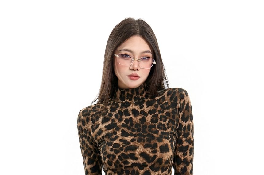 Extended Sleeve Mock Neck Leopard Print Slim Fit Cropped Tee