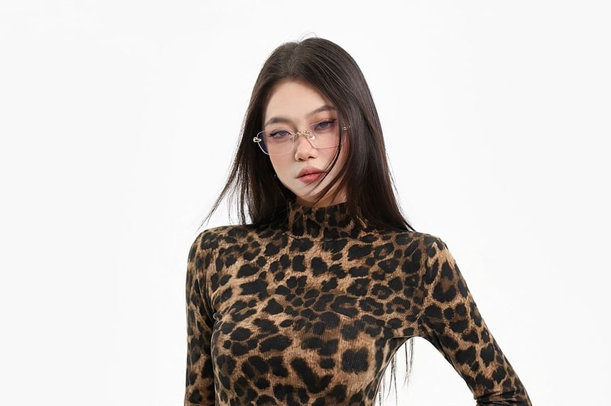 Extended Sleeve Mock Neck Leopard Print Slim Fit Cropped Tee