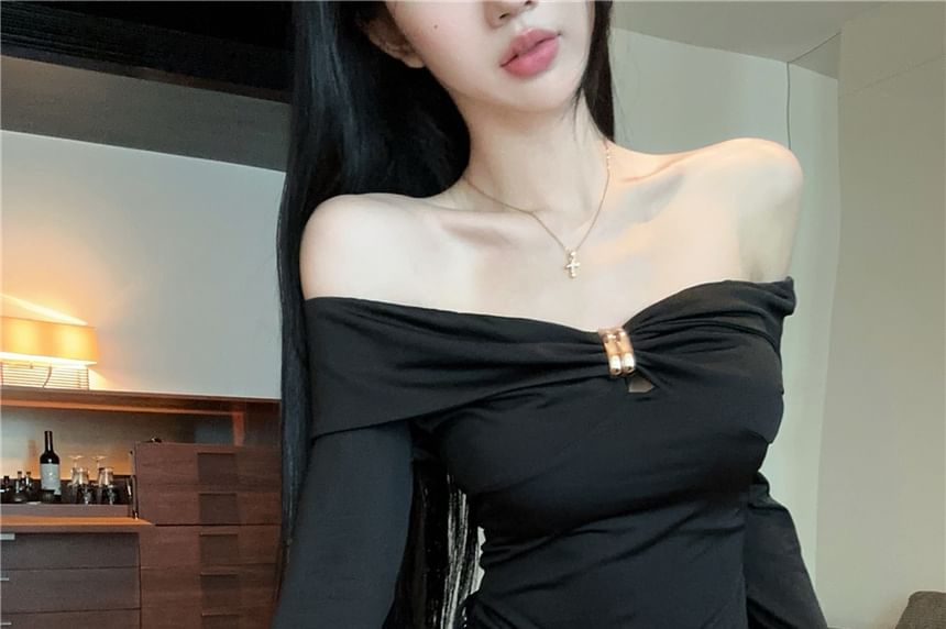 Extended Sleeve Off Shoulder Solid Buckled Tee
