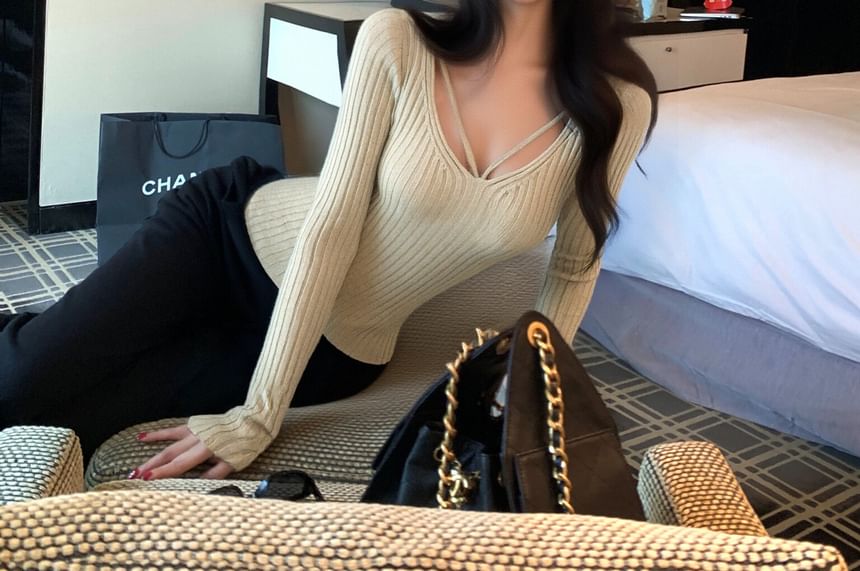 Extended Sleeve V-Neck Solid Ribbed Knit Top