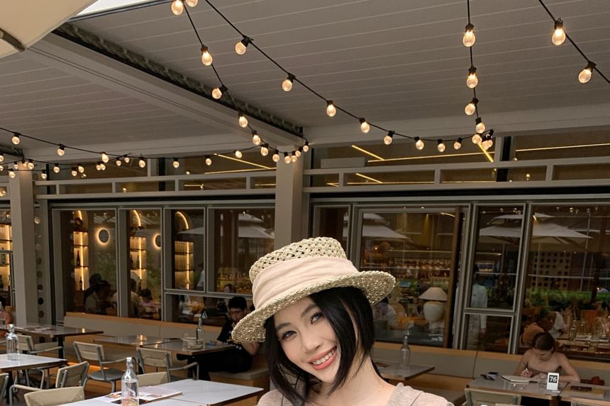 Elbow-Length Knit Top with Tied Collar and Solid Fabric