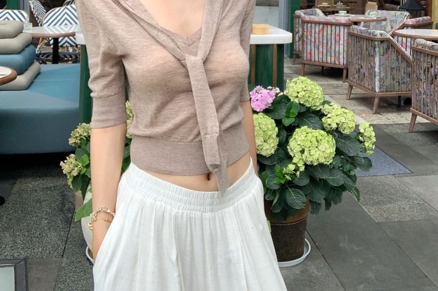 Elbow-Length Knit Top with Tied Collar and Solid Fabric