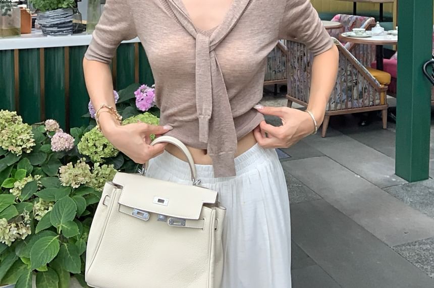 Elbow-Length Knit Top with Tied Collar and Solid Fabric