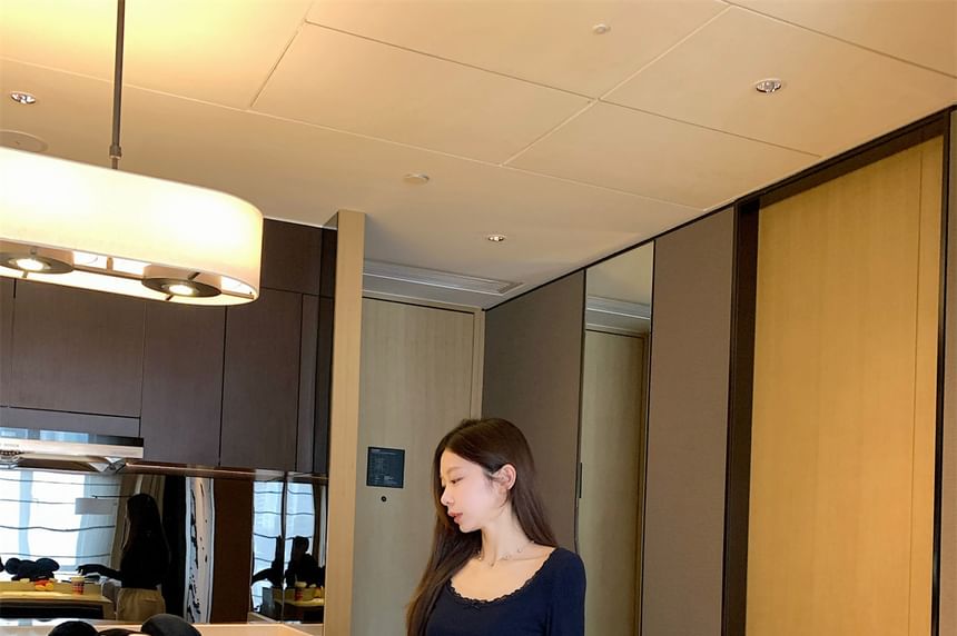Long-Sleeve Scoop Neck Plain Lace Trim Crop T-Shirt