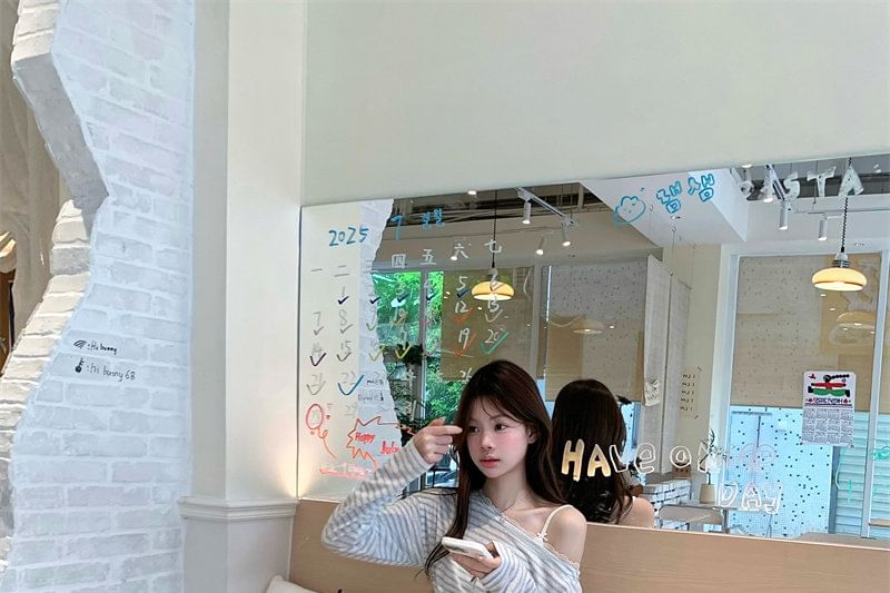 Extended Sleeve Off-Shoulder Line Pattern Tee