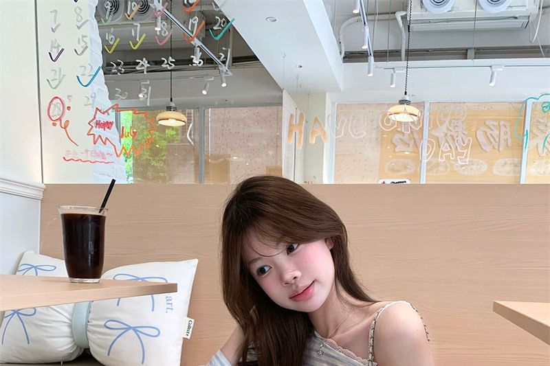 Extended Sleeve Off-Shoulder Line Pattern Tee