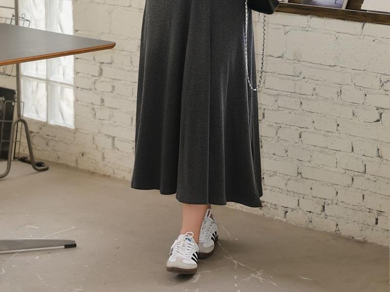 Black Short-Sleeve V-Neck Asymmetrical Plain T-Shirt with High Waist Maxi A-Line Skirt - Altfashion Shop