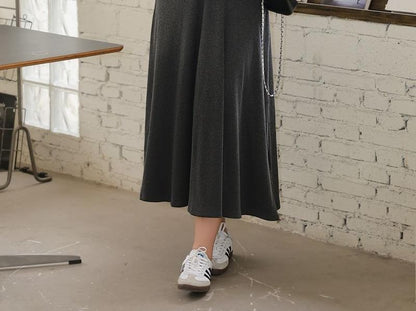 Black Short-Sleeve V-Neck Asymmetrical Plain T-Shirt with High Waist Maxi A-Line Skirt - Altfashion Shop