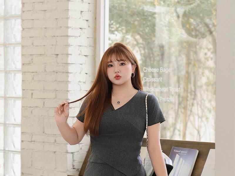 Black Short-Sleeve V-Neck Asymmetrical Plain T-Shirt with High Waist Maxi A-Line Skirt - Altfashion Shop