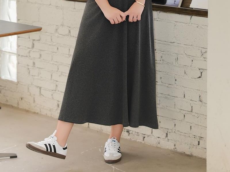 Black Short-Sleeve V-Neck Asymmetrical Plain T-Shirt with High Waist Maxi A-Line Skirt - Altfashion Shop