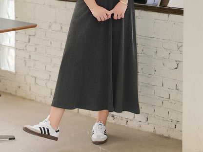 Black Short-Sleeve V-Neck Asymmetrical Plain T-Shirt with High Waist Maxi A-Line Skirt - Altfashion Shop