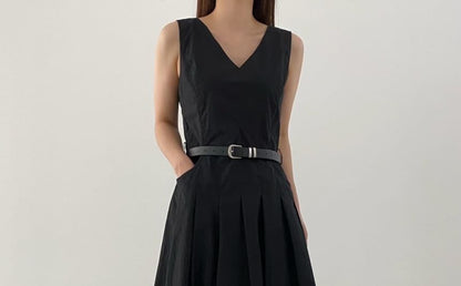 Sleeveless V-Neck Plain Pleated Hem Maxi A-Line Dress
