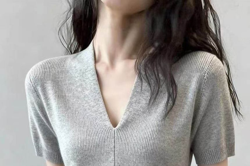 Short Sleeve V-Neck Solid Knit Top