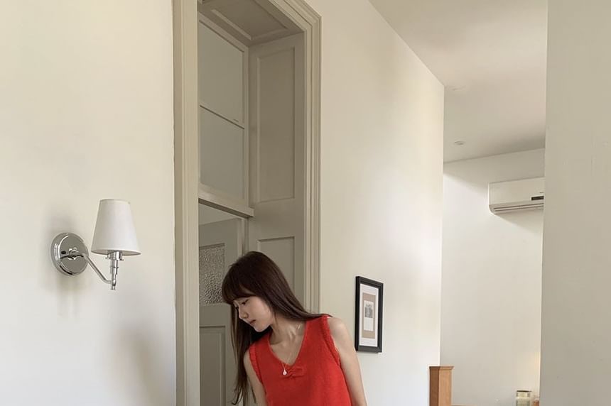 Sleeveless V-Neck Solid Ruched Tank
