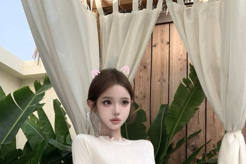 Low Rise Plain Skort / Short-Sleeve Crew Neck Lace Trim Cropped T-Shirt