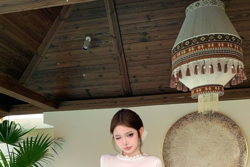 Low Rise Plain Skort / Short-Sleeve Crew Neck Lace Trim Cropped T-Shirt