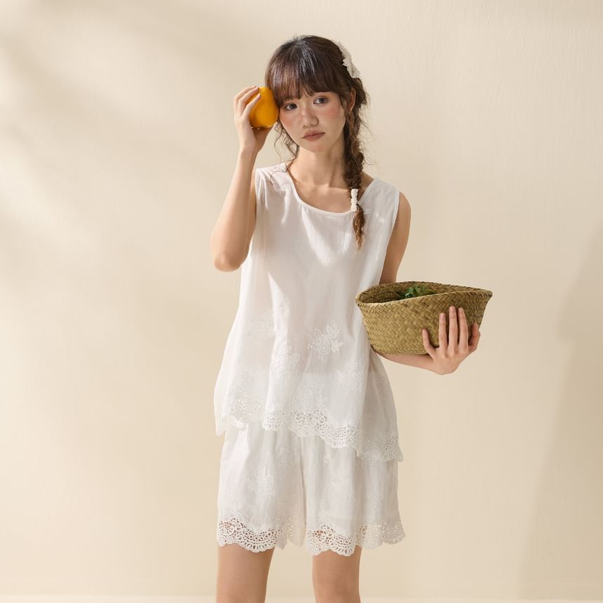 Lace Trim Tank Top / Mid Rise Shorts
