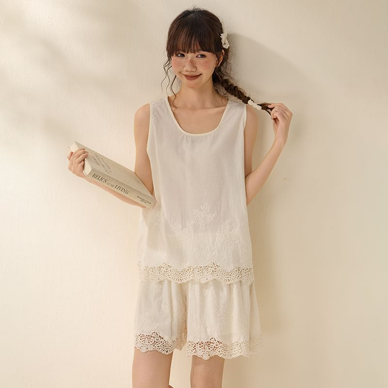 Lace Trim Tank Top / Mid Rise Shorts