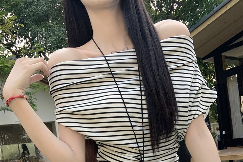 Short-Sleeve Off Shoulder Striped T-Shirt / Mid Rise Mini Tiered A-Line Skirt