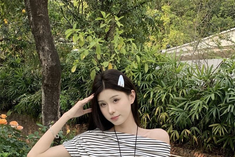 Short-Sleeve Off Shoulder Striped T-Shirt / Mid Rise Mini Tiered A-Line Skirt