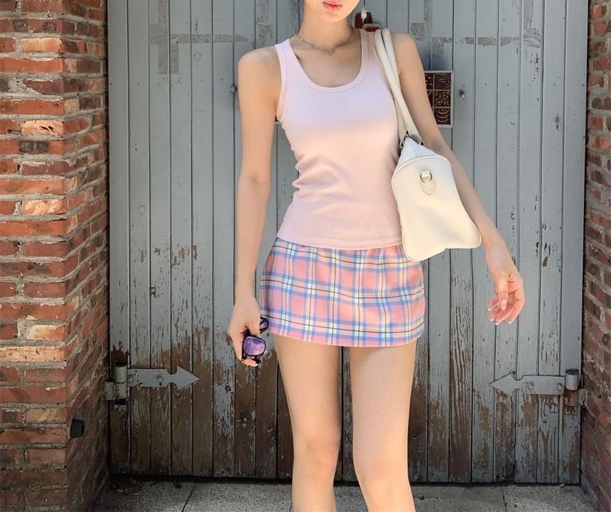 Scoop Neck Plain Tank Top / Mid Rise Plaid Mini Pencil Skirt