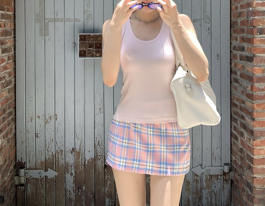 Scoop Neck Plain Tank Top / Mid Rise Plaid Mini Pencil Skirt