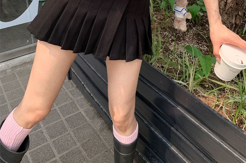 Mid Rise Plain Mini Pleated Skirt