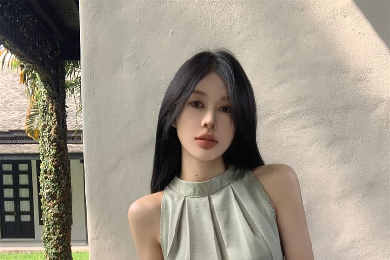 Sleeveless Crewneck Plain Flowy Top