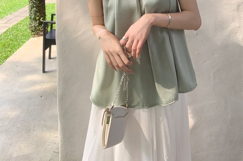 Sleeveless Crewneck Plain Flowy Top