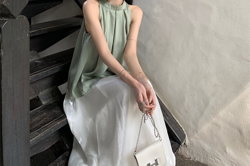Sleeveless Crewneck Plain Flowy Top