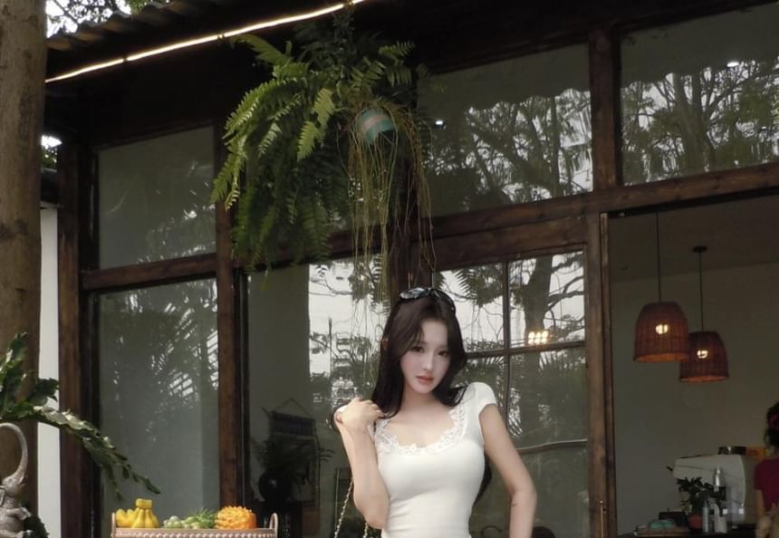 Cap-Sleeve Scoop Neck Lace Crop Top / Elastic Waist Plain Sweatpants