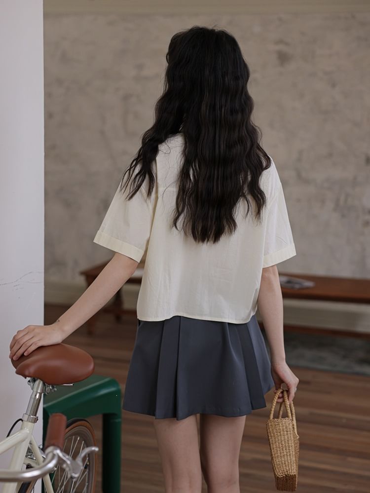 Short-Sleeve Collared Plain Button Up Crop Shirt