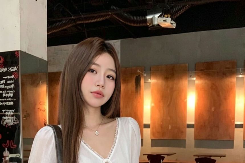 V-Neck Elbow Sleeve Lace Trim Top