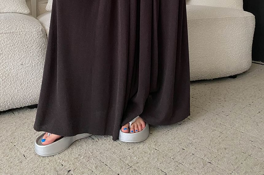 Set: Sleeveless Scoop Neck Knit Top + Pleated Maxi A-Line Skirt