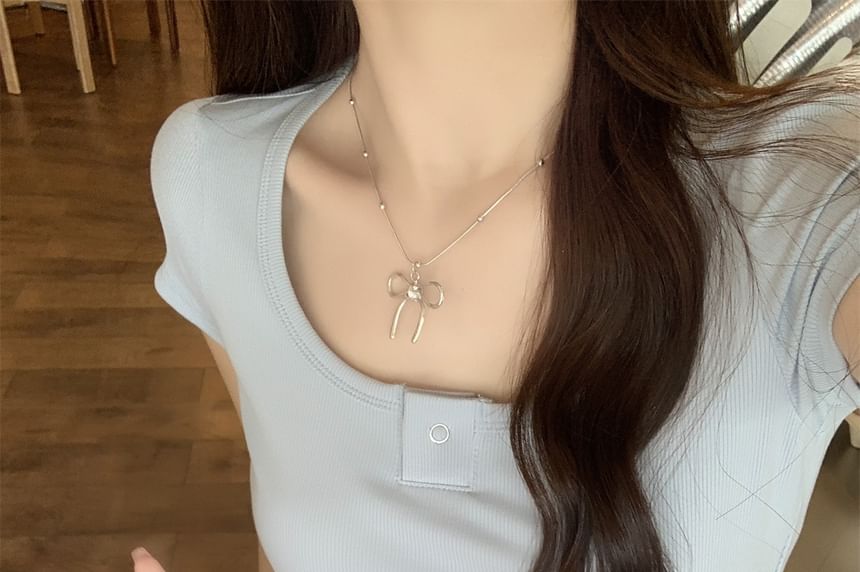 Scoop Neck Short-Sleeve Solid Crop Tee