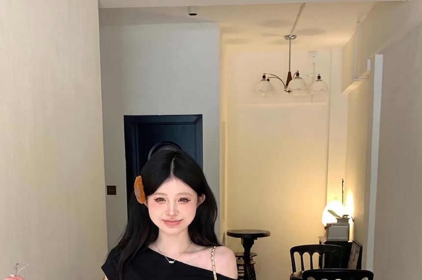One-Shoulder Short-Sleeved Ruched Top