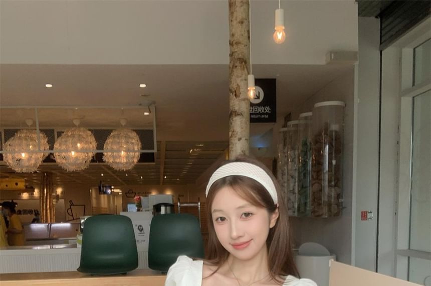 Short-Sleeved V-Neck Lace Trim Top