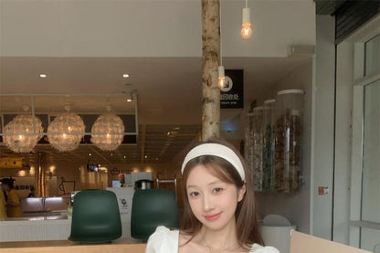 Short-Sleeved V-Neck Lace Trim Top