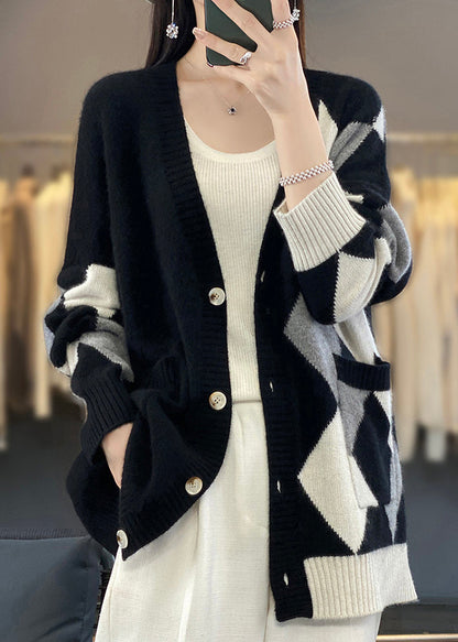 Lockere schwarze Strickjacke aus Wolle mit V-Ausschnitt und Karomuster und Knopfleiste, Winter WL019